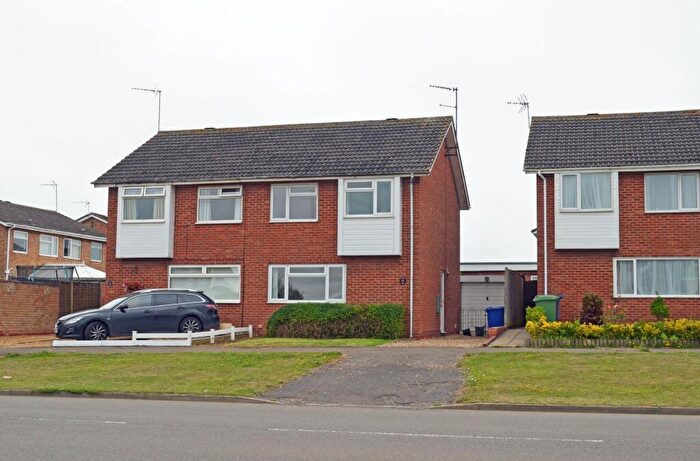 3 Bedroom Semi-Detached House To Rent In Highfields, Towcester, NN12