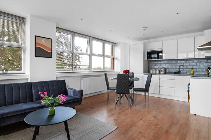 2 Bedroom Flat To Rent In Rickfords Hill, Aylesbury, HP20