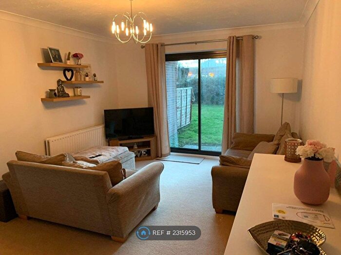1 Bedroom Flat To Rent In Dolphin Court, Bracknell, RG12