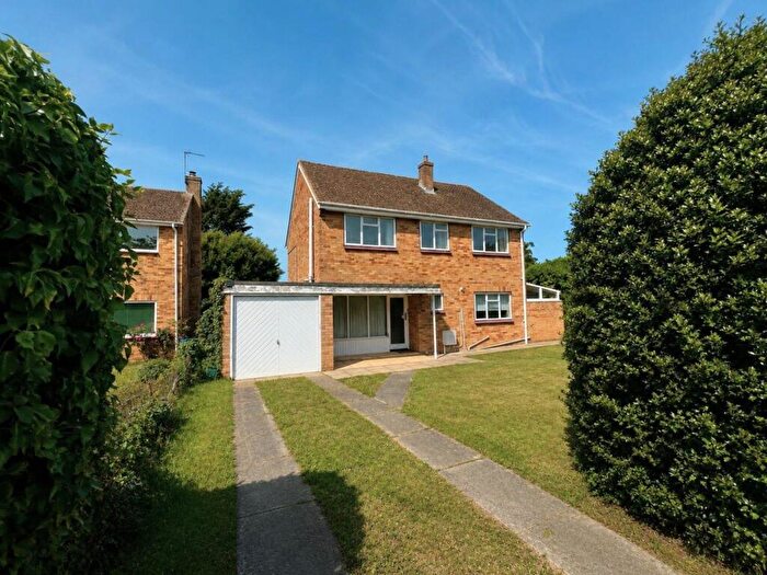 3 Bedroom Detached House For Sale In Leamington Drive, Faringdon, Oxfordshire, SN7