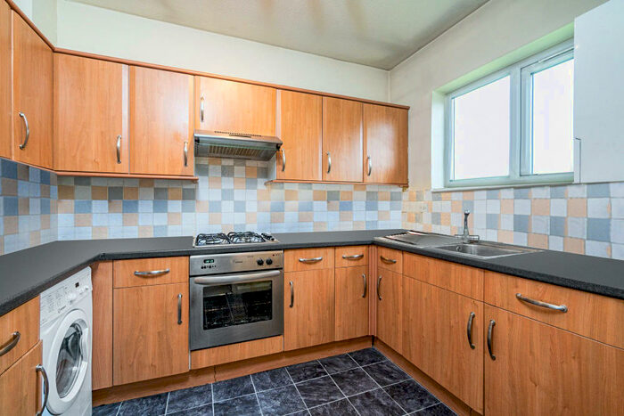2 Bedroom Flat To Rent In Bunns Lane, Mill Hill, NW7