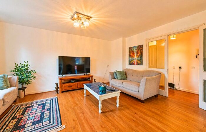 3 Bedroom Block Of Flats To Rent In Friern Park, London, N12