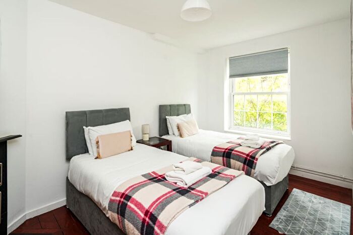 3 Bedroom Flat To Rent In Loughborough Road, London, SW9