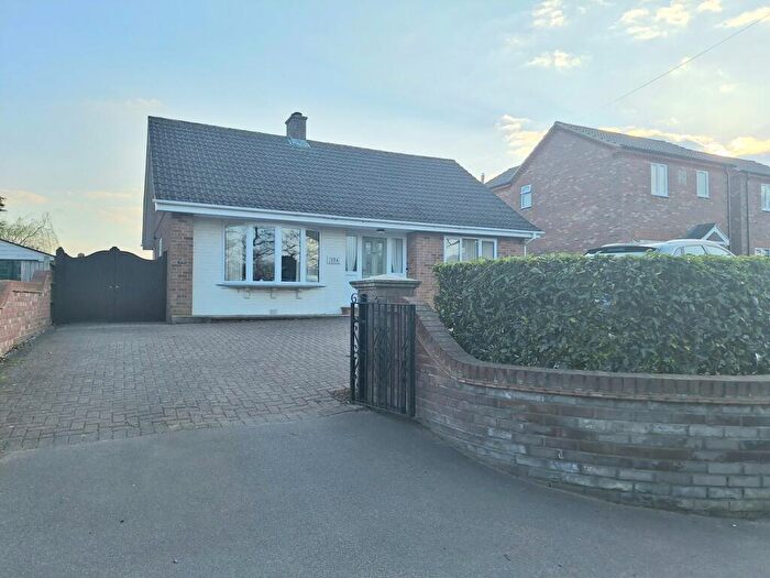 4 Bedroom Chalet For Sale In Bedford Road, Moggerhanger, Bedford, MK44