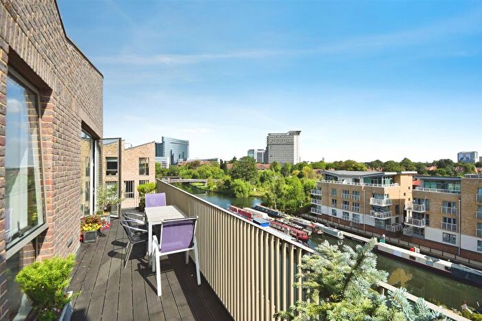 3 Bedroom Flat For Sale In Halyard Court, Durham Wharf Drive, Brentford, TW8