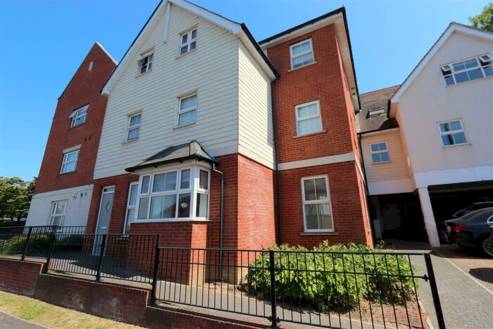 2 Bedroom Flat To Rent In The Approach, Rayleigh, SS6