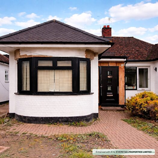 3 Bedroom Bungalow For Sale In Greencroft Avenue, Ruislip, HA4