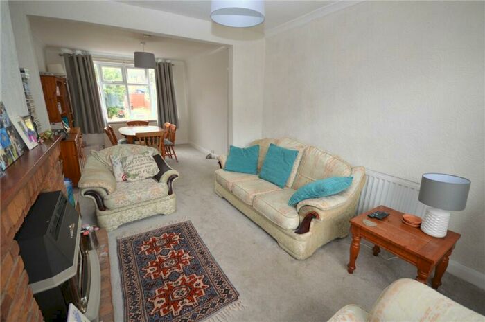 3 Bedroom Terraced House For Sale In Runfold Avenue, Luton, Bedfordshire, LU3