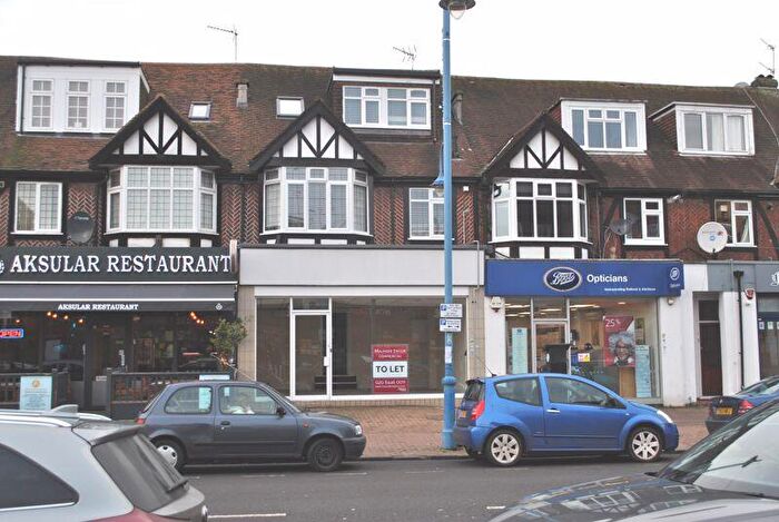 2 Bedroom Flat To Rent In Darkes Lane, Potters Bar, EN6