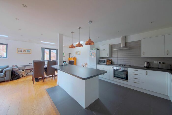 4 Bedroom Semi-Detached House To Rent In Farm Road, Maidenhead, SL6