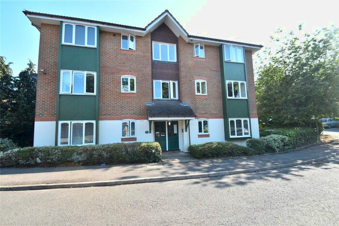 2 Bedroom Flat To Rent In Missenden Gardens, Burnham, Slough SL1