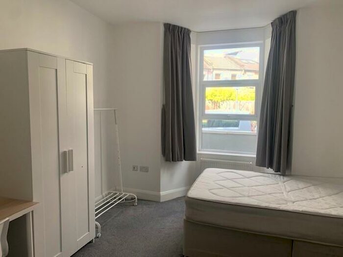 Flat To Rent In Napier Road, London, NW10