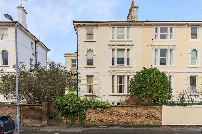 2 Bedroom Flat To Rent In Uxbridge Road, Kingston Upon Thames, KT1