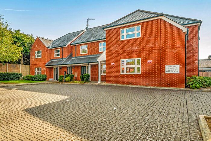 1 Bedroom Apartment For Sale In Crown Corner, High Street, Crowthorne, Berkshire, RG45