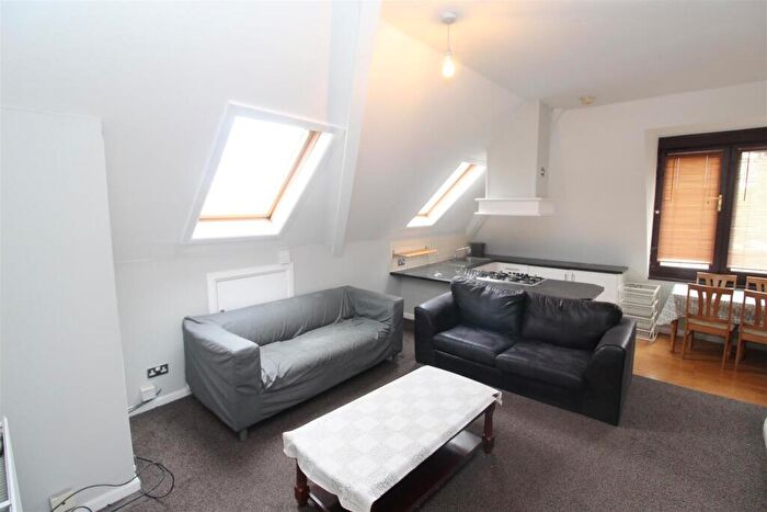 2 Bedroom Flat To Rent In Cyncoed Road, Cyncoed, Cardiff, CF23