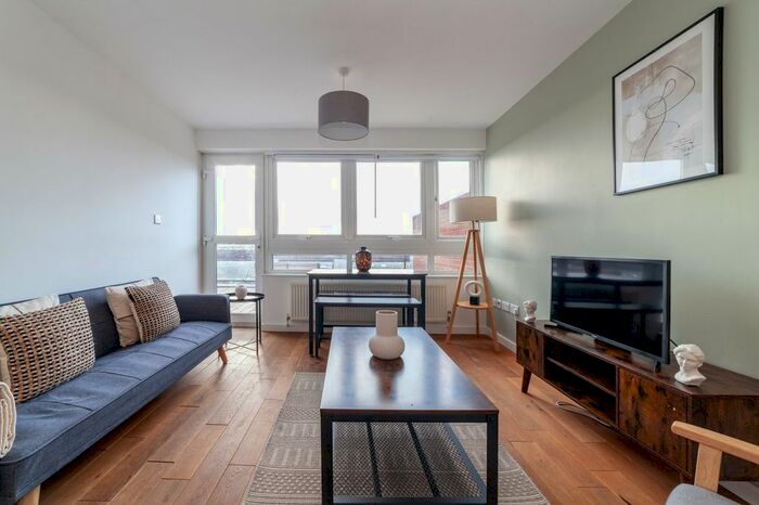 2 Bedroom Flat To Rent In Bloemfontein Road, London, W12