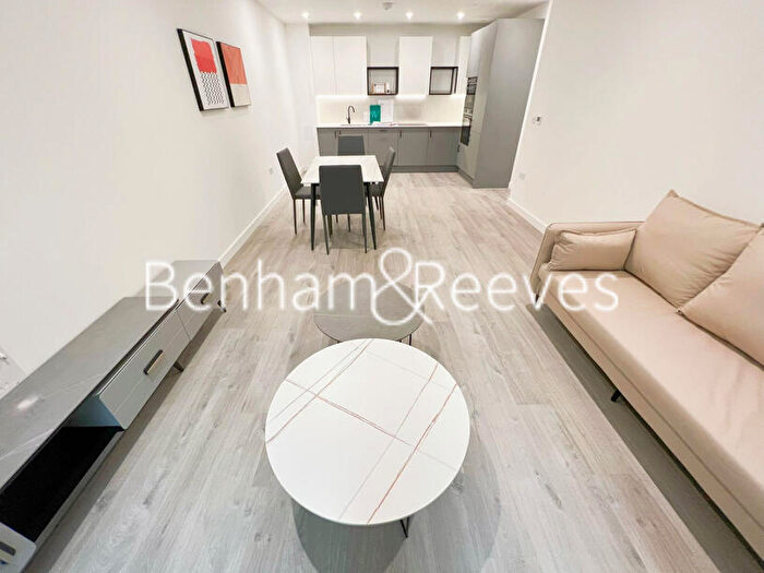 2 Bedroom Apartment To Rent In Coster Avenue, Hackney, N4