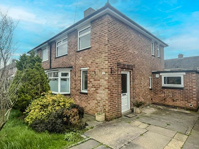3 Bedroom Semi-Detached House For Sale In Lisburn Grove, Grimsby, North East Lincs, DN33