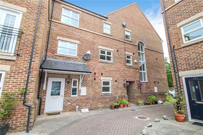 3 Bedroom Town House For Sale In Carisbrooke Road, Leeds, West Yorkshire, LS16