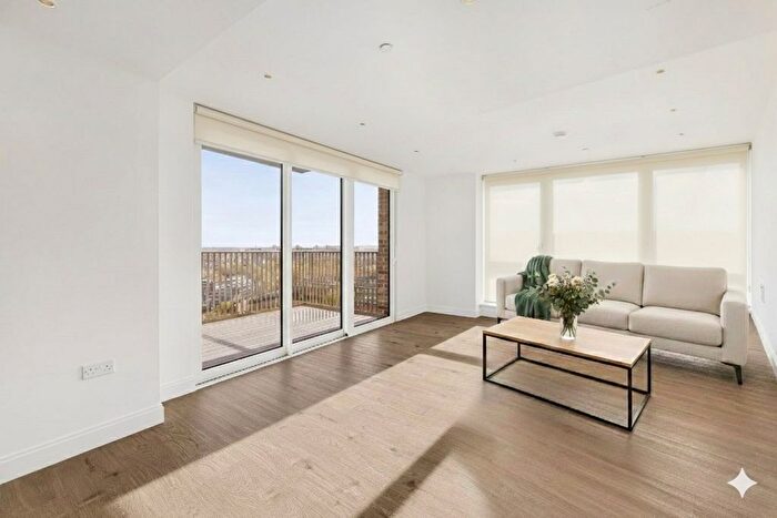 3 Bedroom Flat To Rent In Gasholder Place, Oval, SE11