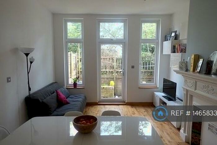 2 Bedroom Flat To Rent In Halesworth Road, London, SE13