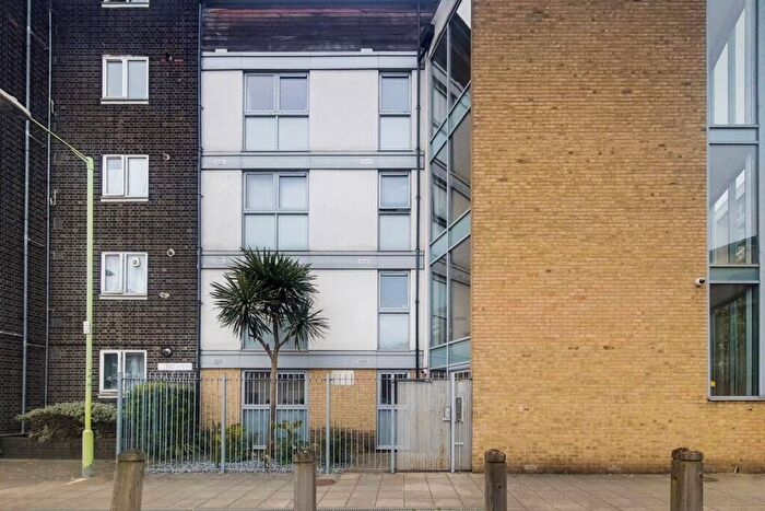 2 Bedroom Flat To Rent In Chadbourn Street, Poplar, London, E14