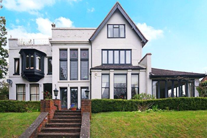 3 Bedroom Flat To Rent In Cobbetts Hill, Weybridge, KT13