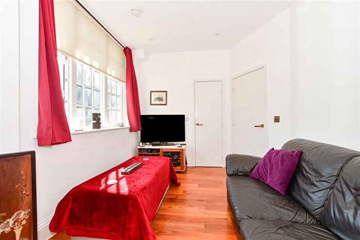 1 Bedroom Flat For Sale In Lesbourne Road, Reigate, Surrey, RH2