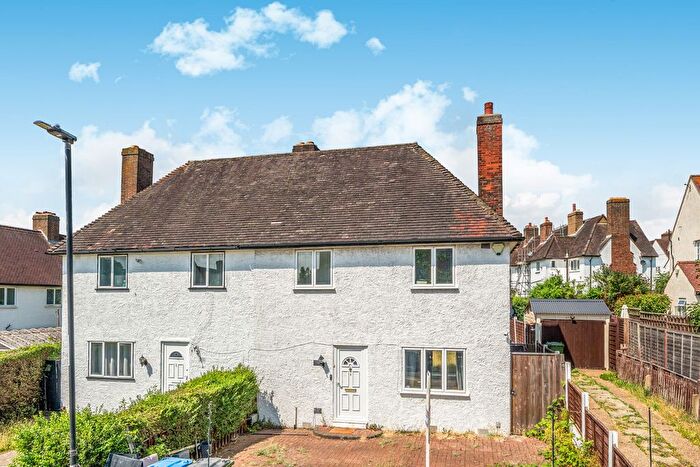 3 Bedroom Semi-detached House For Sale In Cornwallis Walk, London, SE9