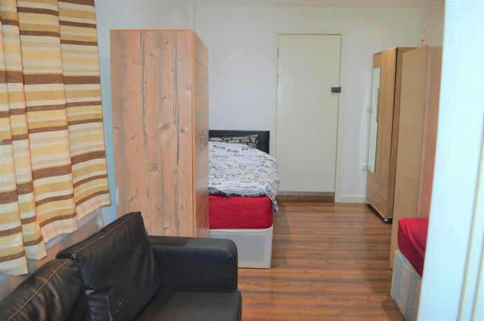 Studio To Rent In Edgar Road, Chadwell Heath, Romford, RM6