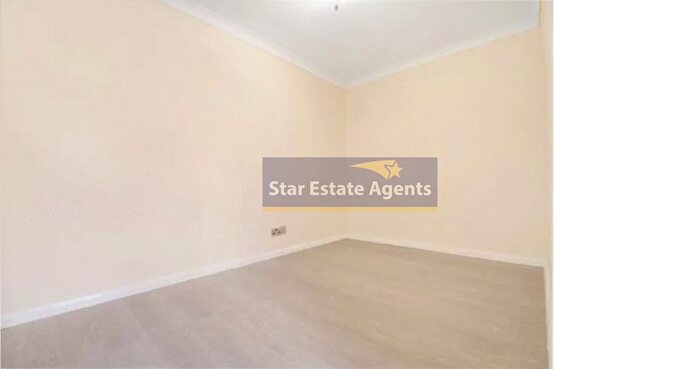 1 Bedroom Flat For Sale In Chichester Court, Whitchurch Lane, Edgware, London, HA8