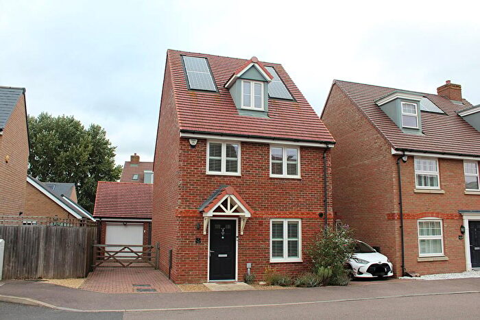 4 Bedroom Detached House For Sale In Hawthorn Croft, Stotfold, Hitchin, SG5