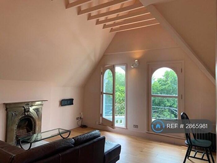 2 Bedroom Flat To Rent In Bolingbroke Grove, London, SW11