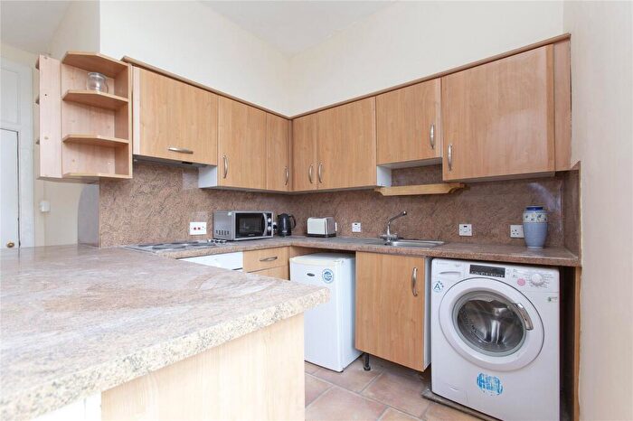 3 Bedroom Flat To Rent In Johnston Terrace, Edinburgh, EH1