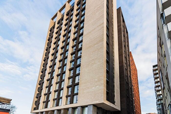 2 Bedroom Flat To Rent In Queen Street, Salford, Greater Manchester, M3