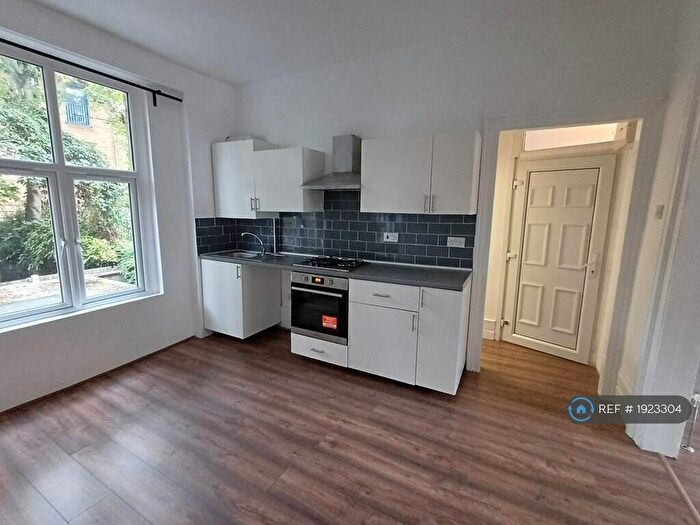 2 Bedroom Flat To Rent In Cressingham Road, London, SE13