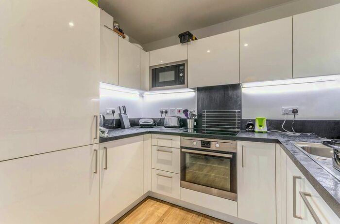 1 Bedroom Flat To Rent In Kingfisher Heights, Docklands, London, E16