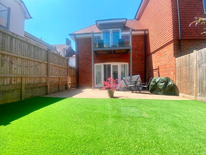 1 Bedroom Flat To Rent In Connaught Road, Brookwood, Woking, GU24