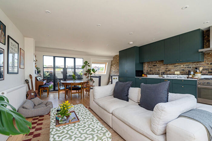 3 Bedroom Maisonette For Sale In Malden Road, London, NW5