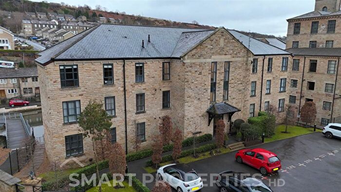 2 Bedroom Flat To Rent In Parkwood Road, Longwood, Huddersfield, HD3