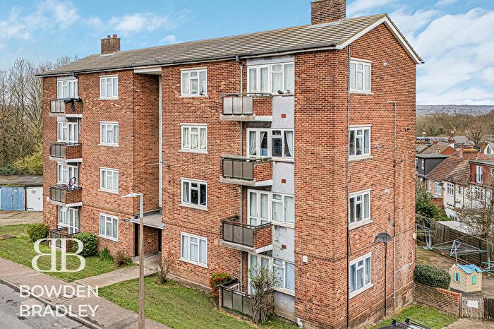 2 Bedroom Flat For Sale In Love Lane, Woodford Green, IG8