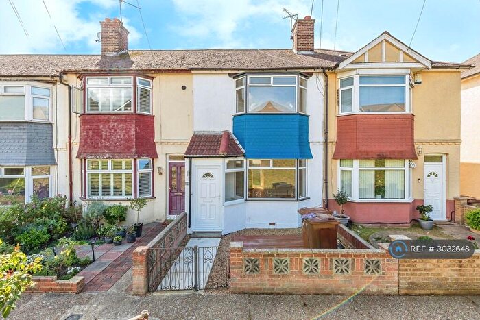 3 Bedroom Terraced House To Rent In Broom Hill Road, Strood, ME2