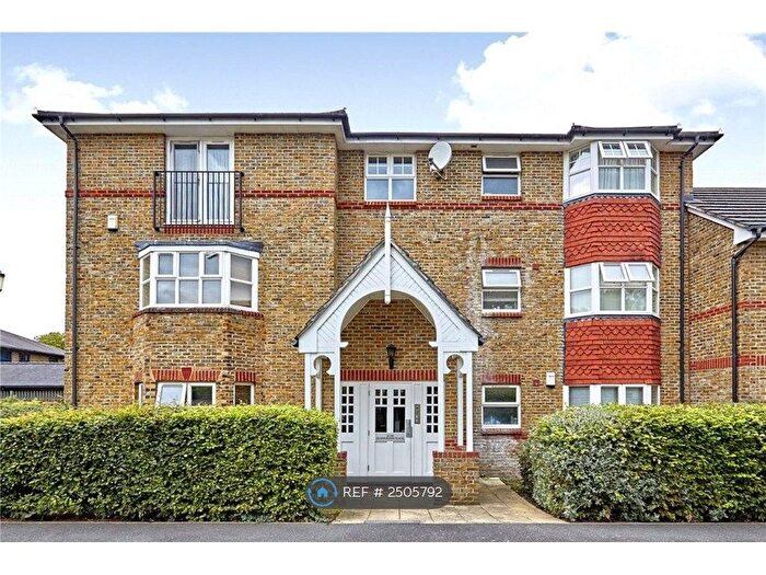 2 Bedroom Flat To Rent In Clockhouse Place, London, SW15