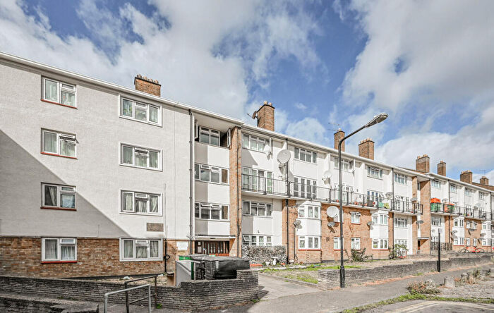 2 Bedroom Flat For Sale In St Stephens Close, Walthamstow Village, London, E17
