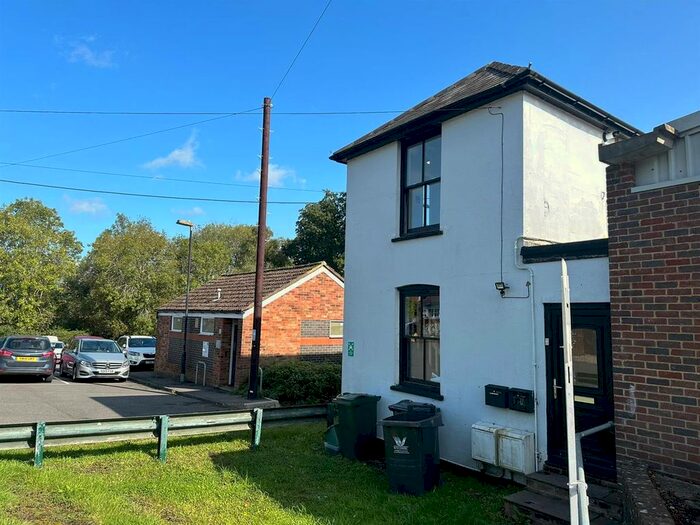 1 Bedroom Flat To Rent In High Street, Lane End, High Wycombe, HP14