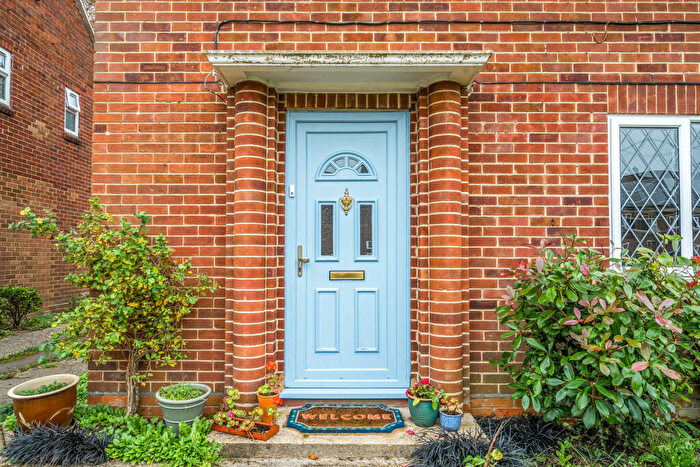 3 Bedroom Semi-Detached House For Sale In Weir Road, Hampshire, RG27