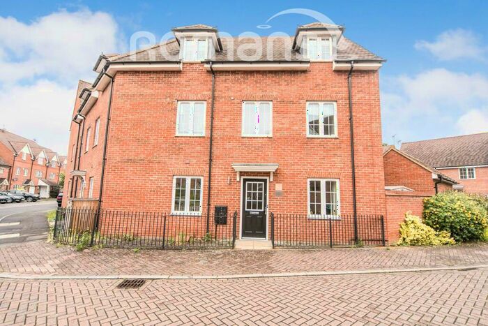 4 Bedroom End Of Terrace House To Rent In School Drive, Woodley, RG5