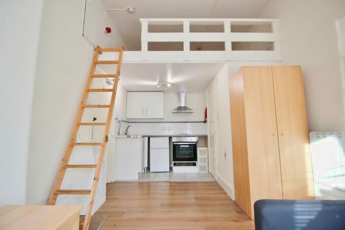 Studio To Rent In Park View Court, Torrington Park, London, N12