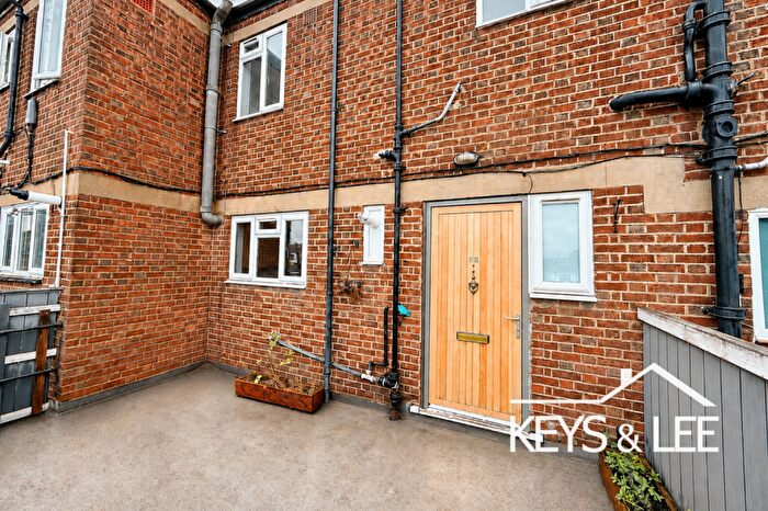 3 Bedroom Flat To Rent In Collier Row Road, Romford, RM5