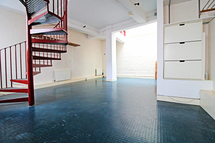 Flat To Rent In Orsman Road, London, N1